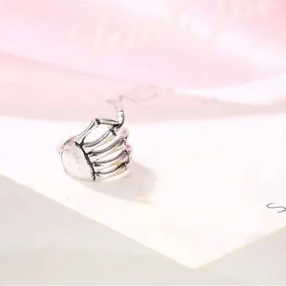 Skeleton hand ear 👂 cuff - Picture 3 of 5